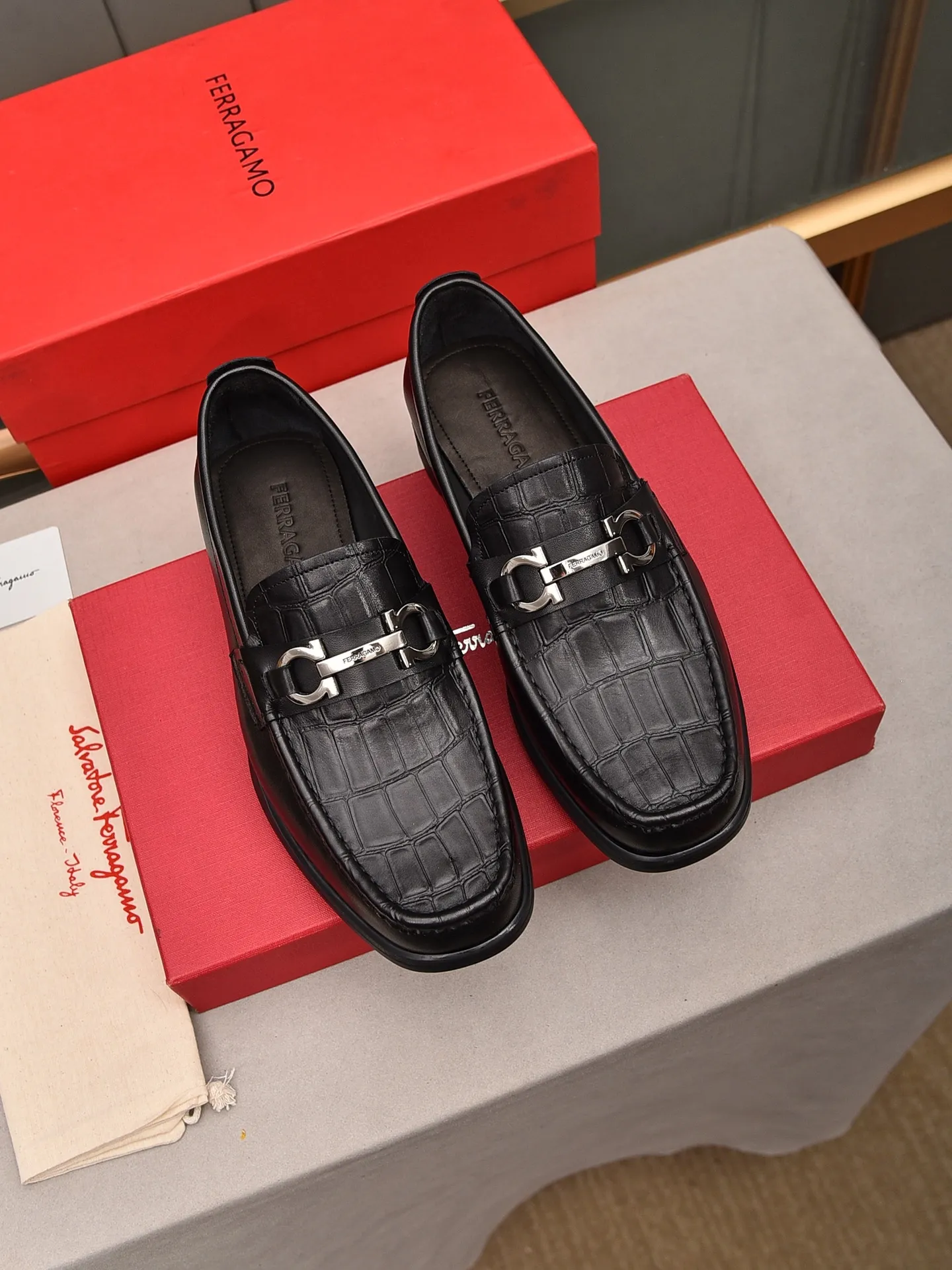 Men's shoes 💰: 500 Brand: Ferragamo Size: Men's size 38/44 (45 can be customized) Grade: Same style as the official website High-end quality men's shoes Material: Original first-layer calfskin Water-dyed cowhide lining Original outsole Style categories: Men's fashionable formal business casual leather shoes Slip-on men's shoes high-top series Young fashion European and American trends British style Casual matching Comfortable feet